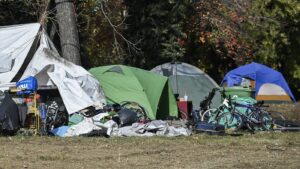 Workers helping the homeless in Montreal feel powerless as crisis deepens