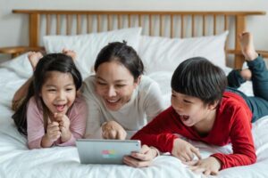 How to Set Boundaries for Screen Time and Social Media as a Parent